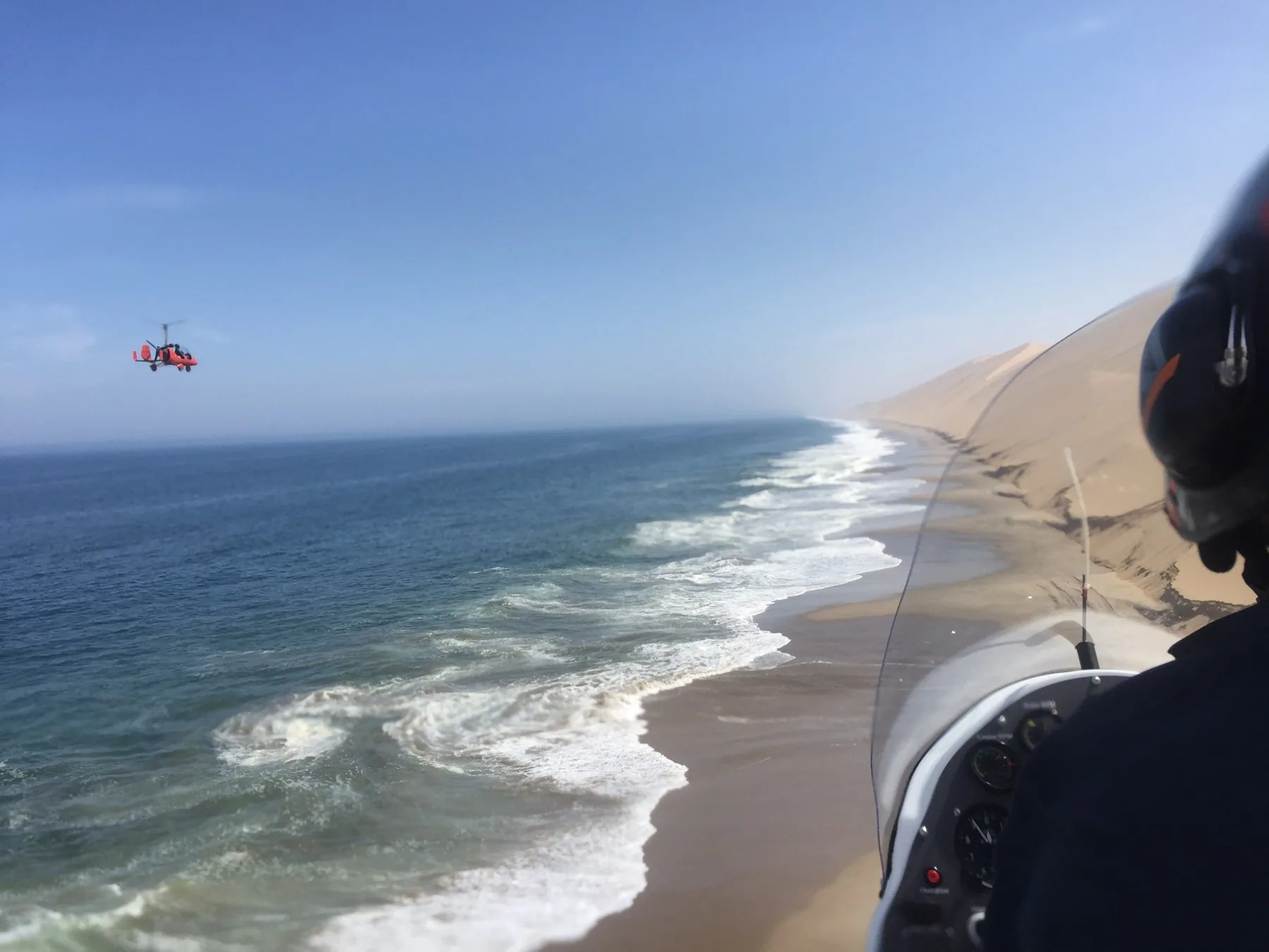 Atlantikbrandung und Namib-Dünen aus einem Gyro-Cockpit