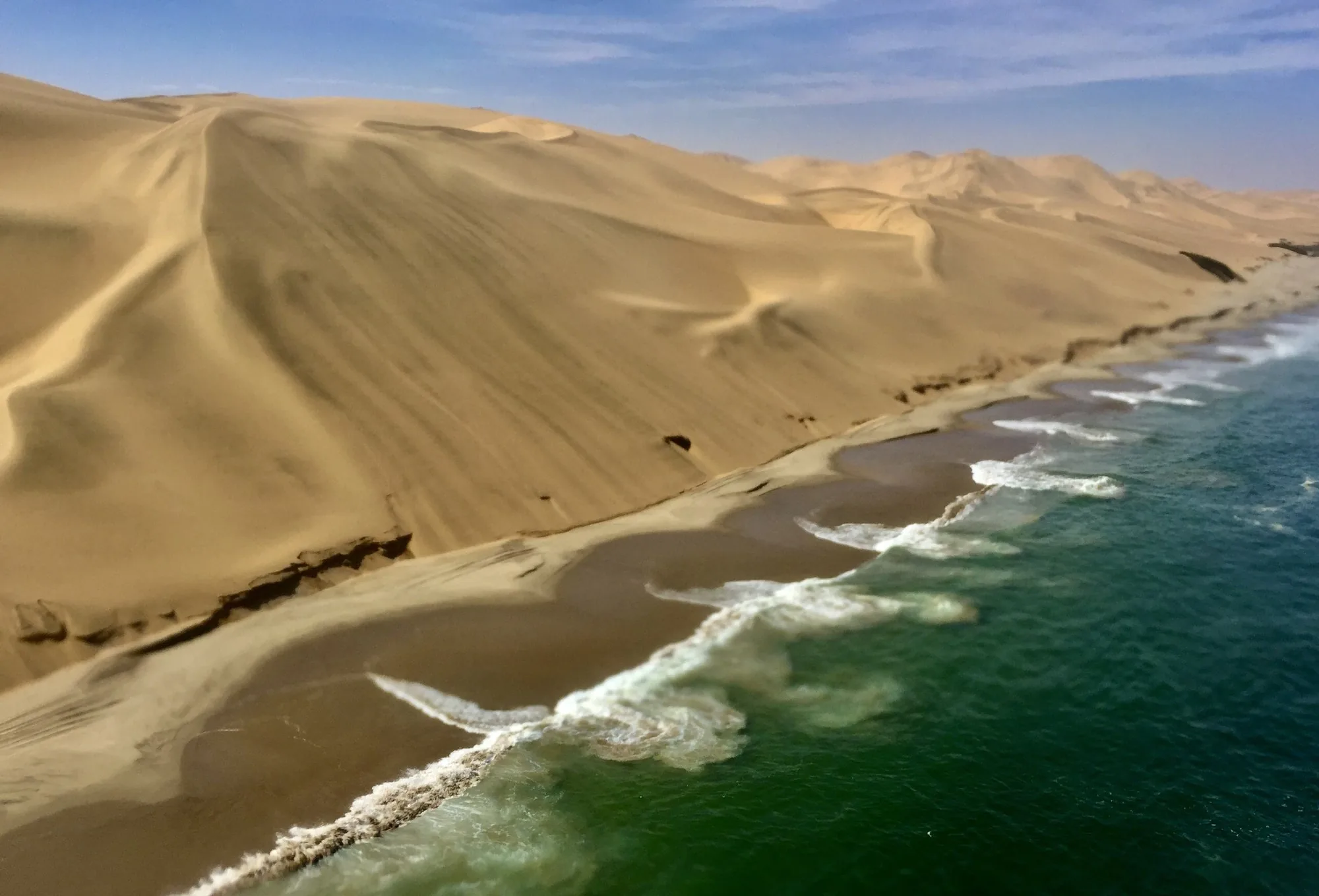 Namib-Dünen treffen auf den Atlantik, aus der Luft gesehen