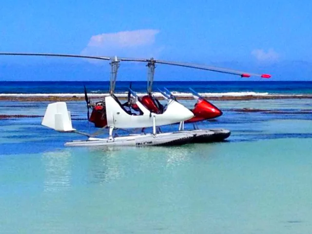 Ein Gyro auf Schwimmern in tropischem Wasser