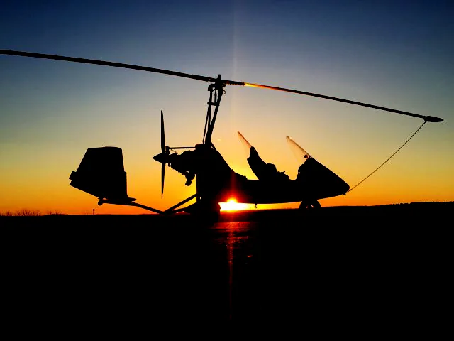Die Silhouette eines Gyros vor der untergehenden Sonne