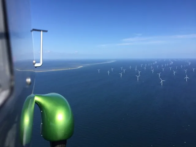 Küstengewässer und Offshore-Windräder aus einem Gyro