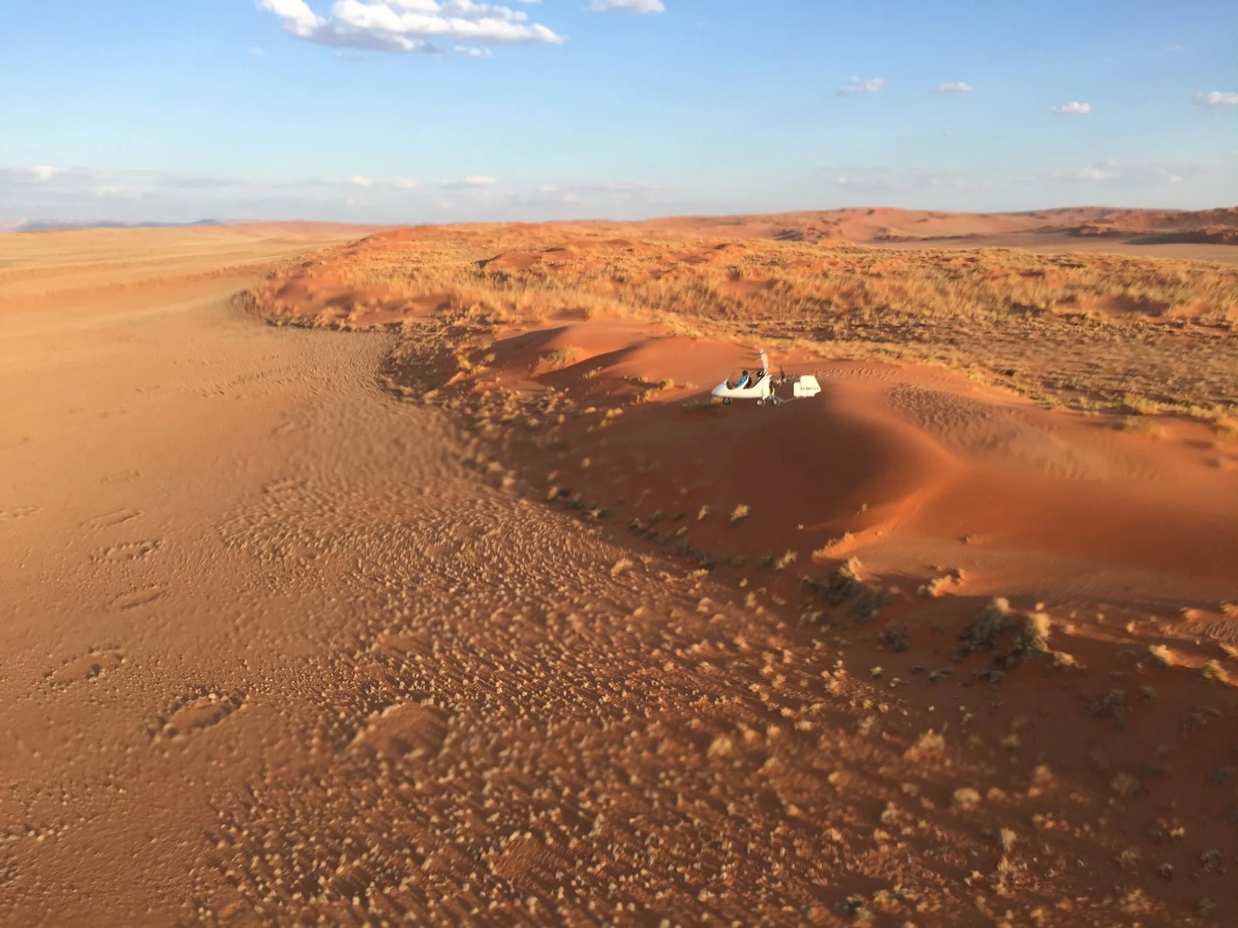 Gyro im Flug über den roten Dünen von Sossusvlei